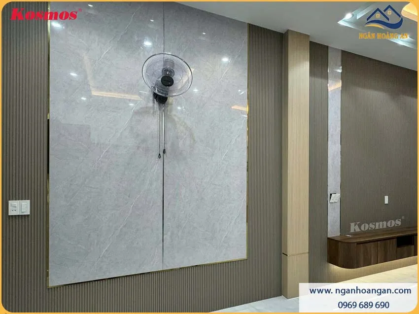 Ốp Tường Than Tre Kosmos TT-844 Vân Đá PET Xám Nhạt