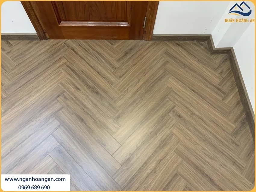Sàn Gỗ Công Nghiệp Xương Cá Charmwood 12mm C04