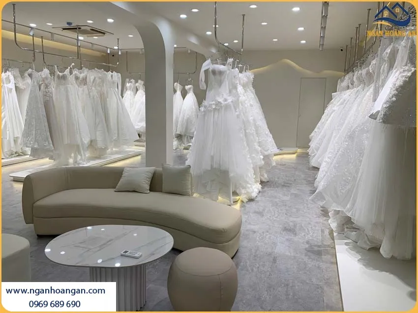 Sàn Nhựa Giả Bê Tông Được Lắp Đặt Sang Trọng Cho Phòng Trưng Bày