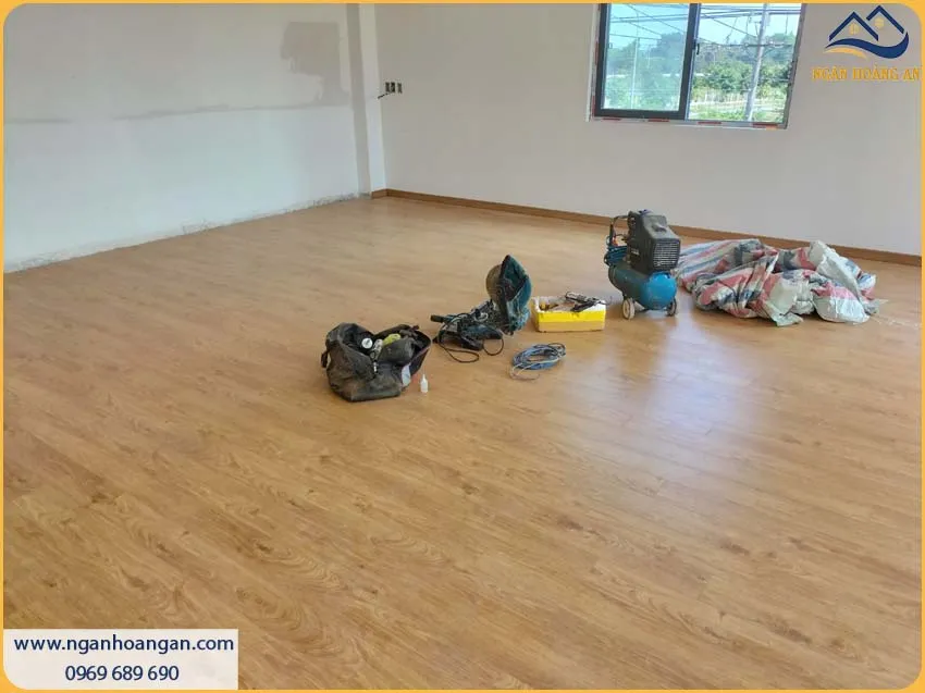 Căn Hộ Thi Công Bằng Sàn Gỗ Công Nghiệp Bền Bỉ, Không Bị Phai Màu