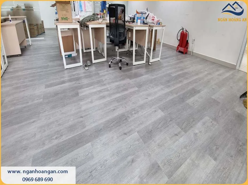 Văn Phòng Được Lót Bằng Sàn Nhựa Giả Gỗ Đẹp Và Sang Trọng Văn Phòng Được Lót Bằng Sàn Nhựa Giả Gỗ Đẹp Và Sang Trọng
