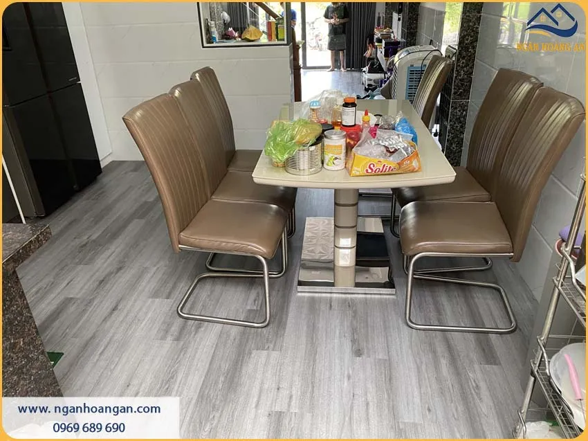 Phòng Bếp Được Lót Bằng Sàn Nhựa Giả Gỗ Đẹp Và Sang Trọng Phòng Bếp Được Lót Bằng Sàn Nhựa Giả Gỗ Đẹp Và Sang Trọng
