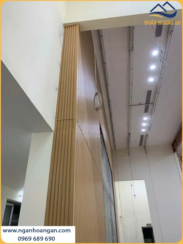 Không Gian Hội Trường Sang Trọng Khi Lắp Đặt Lam Sóng Galawood Giả Gỗ