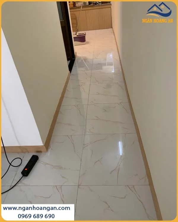 Thi Công Len Chân Tường Nhựa Giả Gỗ Tạo Nên Sự Sang Trọng