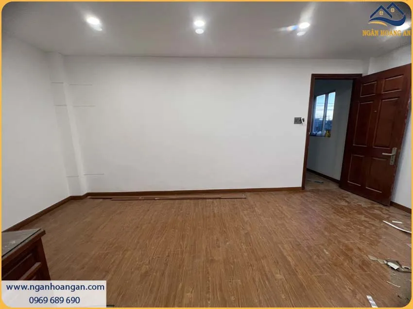 Căn Hộ Thi Công Bằng Sàn Gỗ Công Nghiệp Bền Bỉ, Không Bị Phai Màu