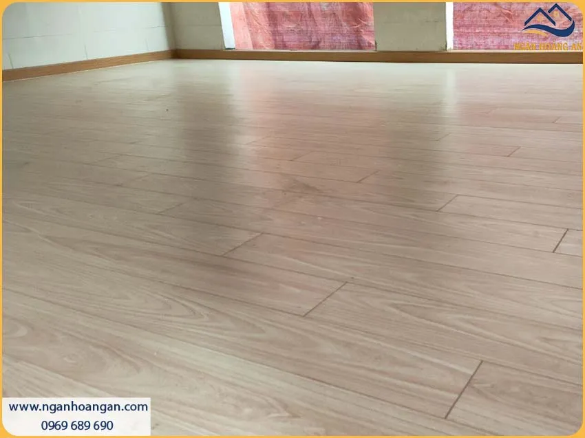 Phòng Khách Được Thi Công Sàn Gỗ Kosmos Đẹp Và Sang Trọng