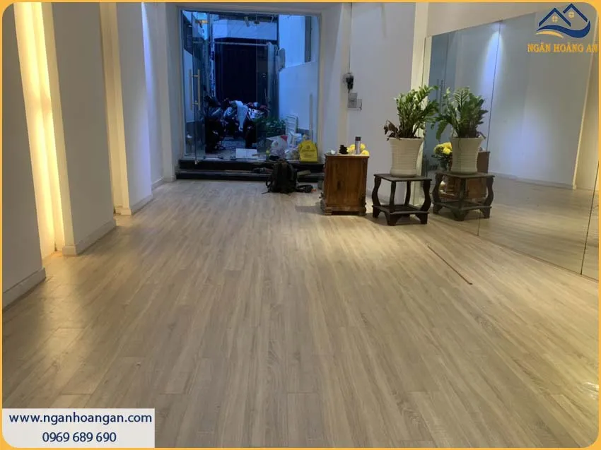 Sàn Gỗ Kosmos Được Lắp Đặt Sang Trọng Cho Phòng Khách