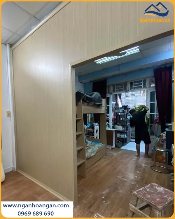 Vách Ngăn Hai Mặt Giả Gỗ Được Lắp Đặt Sang Trọng Cho Phòng Khách