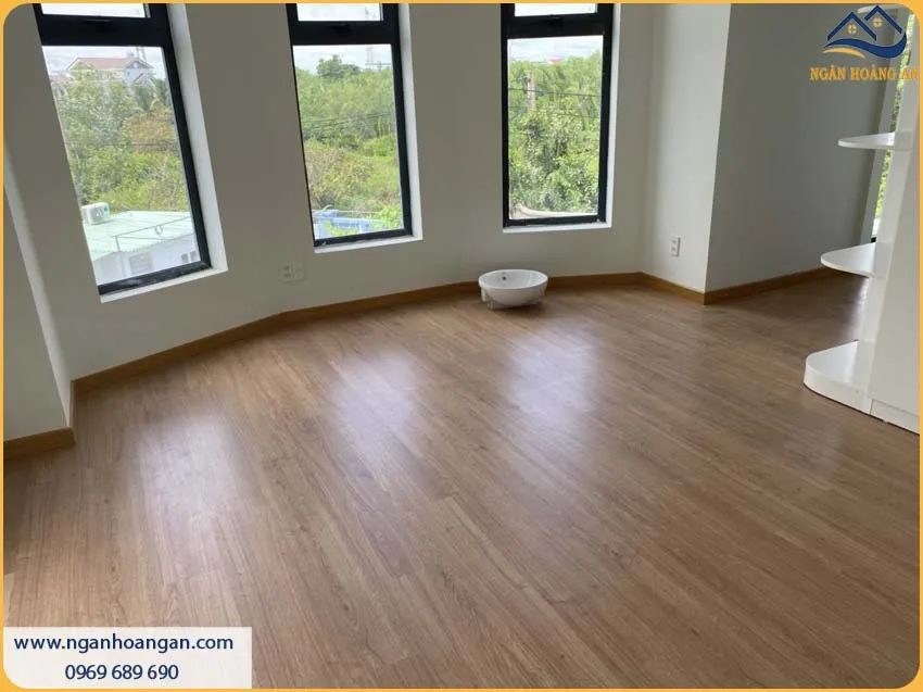 Thi Công Len Nhựa PVC Tạo Nên Điểm Nhấn Giữa Sàn Và Tường