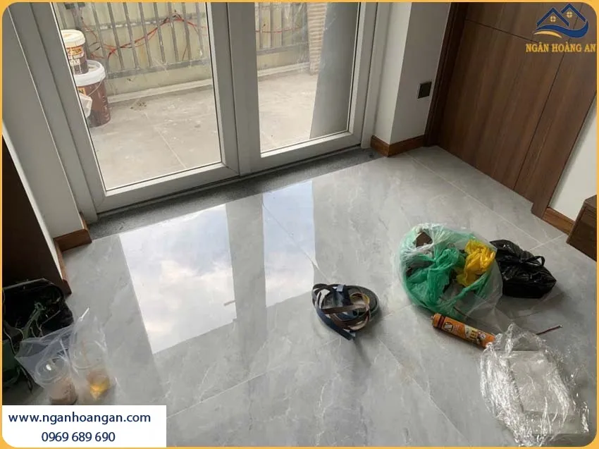 Len Chân Tường Giả Gỗ Được Lắp Đặt Sang Trọng Cho Phòng Khách