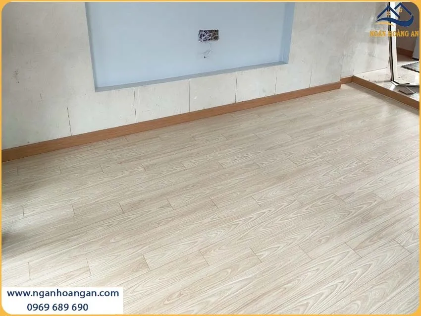 Thi Công Len Chân Tường Nhựa Giả Gỗ Tạo Nên Sự Sang Trọng