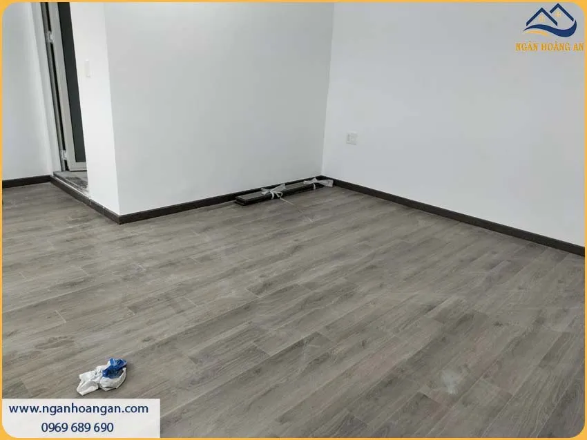 Chân Tường Được Thi Công Bằng Len Nhựa Giả Gỗ Với Phong Cách Hiện Đại