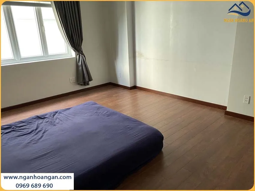 Thi Công Len Nhựa Giả Gỗ Tạo Điểm Nhấn Cho Phòng Ngủ