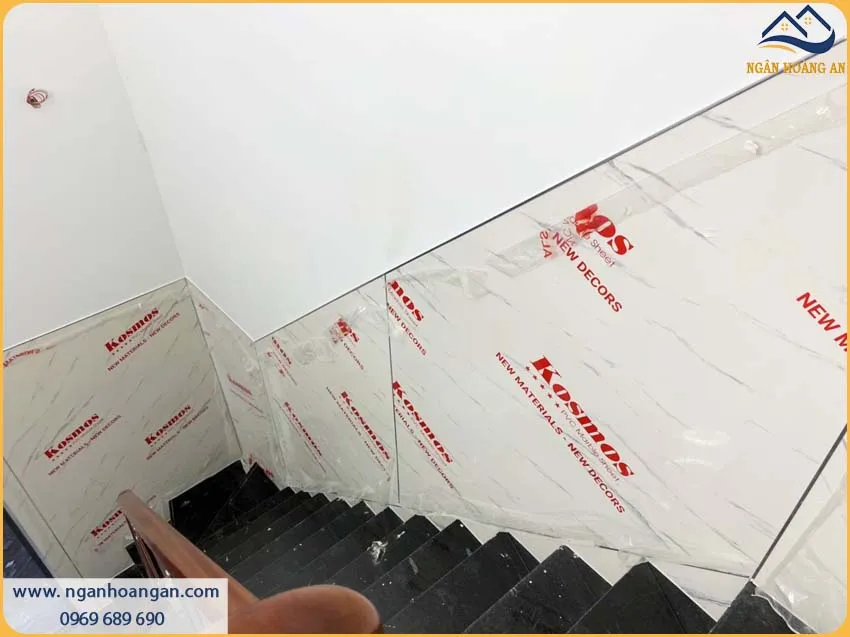 Ốp Tường PVC Giả Đá Được Lắp Đặt Sang Trọng Cho Cầu Thang