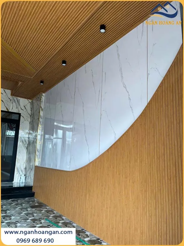Ốp Tường Bằng Tấm Nhựa PVC Và Lam Sóng Sang Trọng, Độc Đáo
