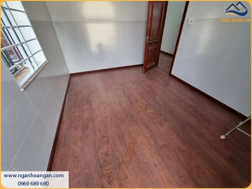 Chân Tường Được Bảo Vệ Bởi Len Nhựa Giả Gỗ Độc Đáo