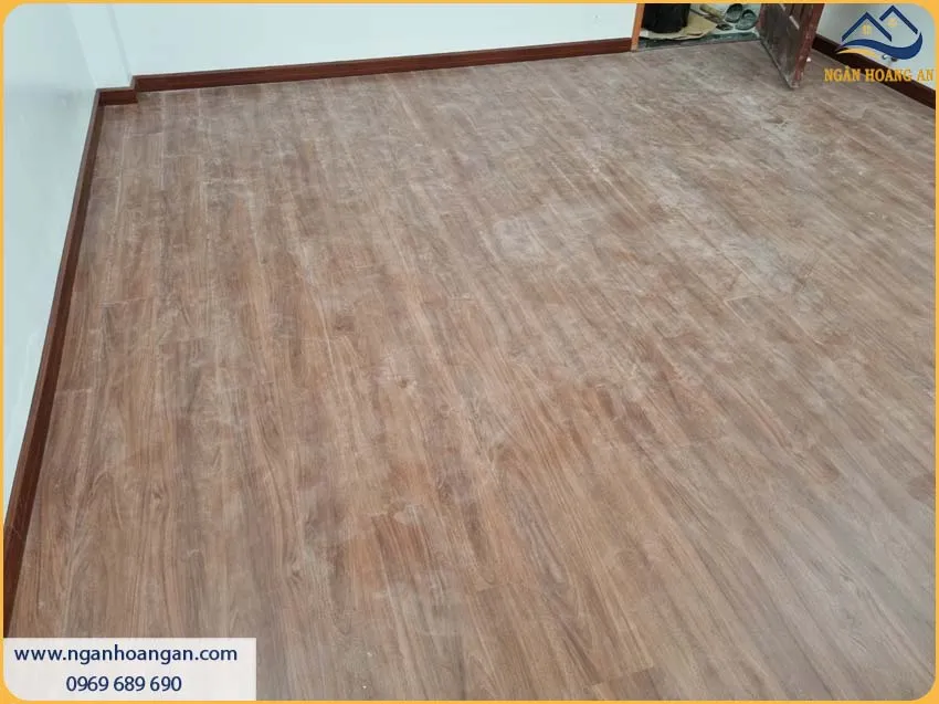 Khách Hàng Tại Quận 5 Rất Tin Dùng Len Chân Tường Giả Gỗ