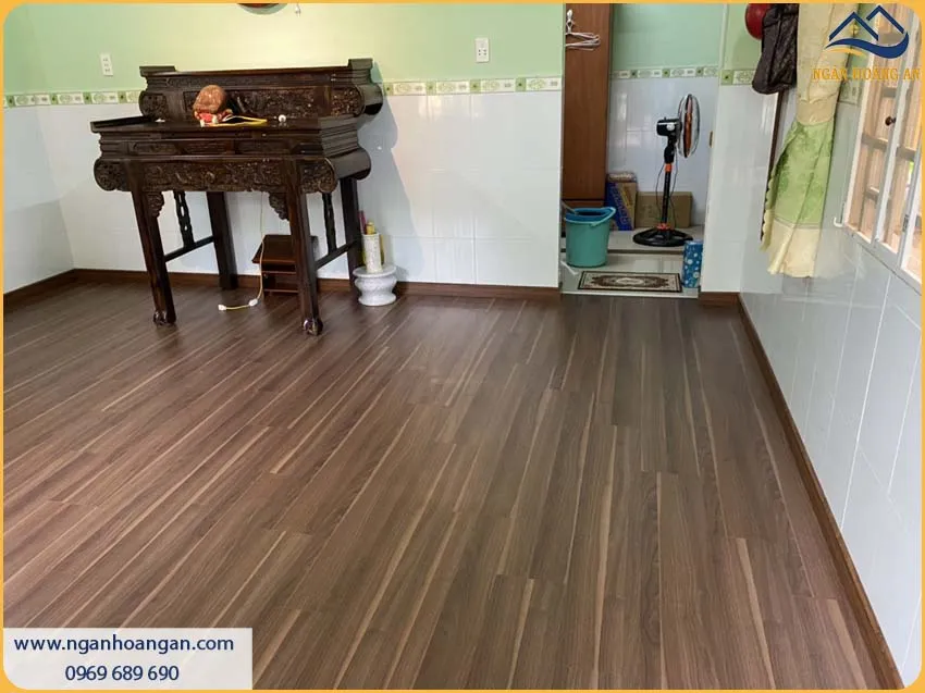 Len Chân Tường Giả Gỗ Được Lắp Đặt Sang Trọng Cho Phòng Khách