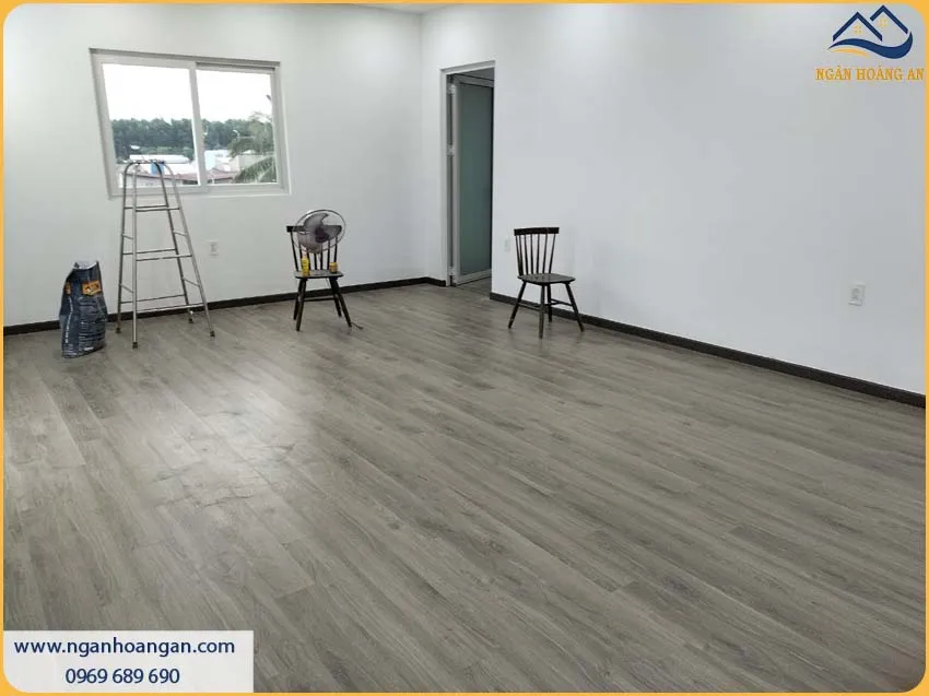 Chân Tường Được Bảo Vệ Bởi Len Nhựa Giả Gỗ Độc Đáo