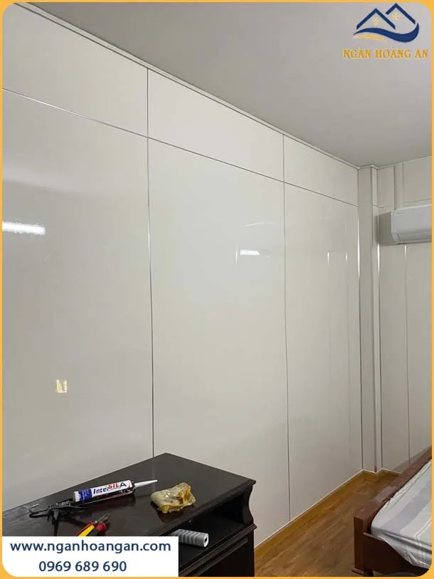 Ốp Tường PVC Trắng Trơn Được Lắp Đặt Sang Trọng Cho Phòng Ngủ