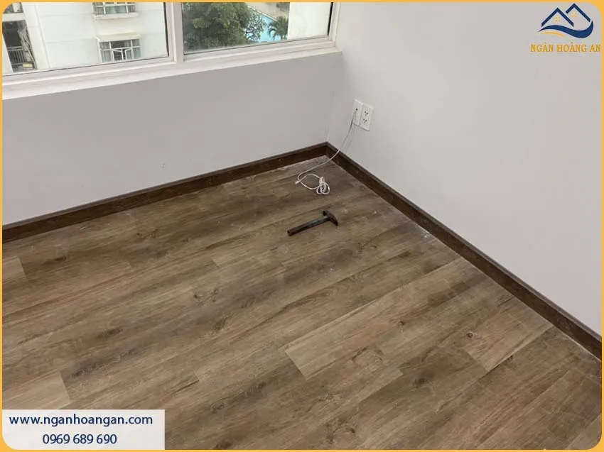 Tường Phòng Khách Được Bảo Vệ Bởi Len Chân Tường Nhựa Giả Gỗ
