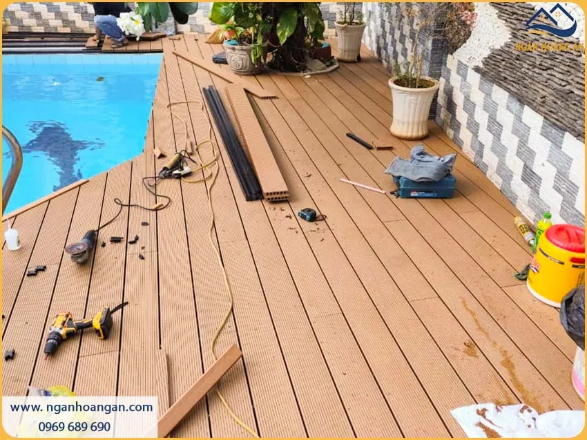 Lắp Đặt Sàn Gỗ Nhựa Ngoài Trời Cho Sàn Hồ Bơi Chống Trơn Trượt