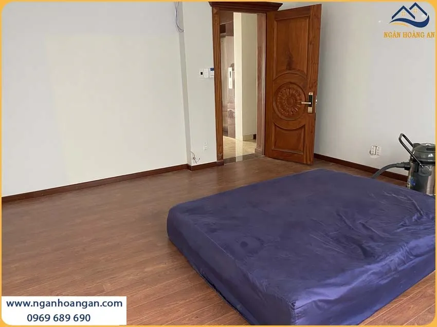 Thi Công Len Nhựa Giả Gỗ Tạo Điểm Nhấn Cho Phòng Ngủ