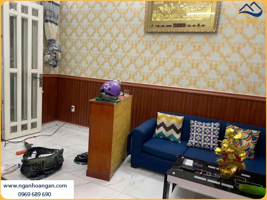 Phòng Khách Được Ốp Tường Lamri Lam Sóng Giả Gỗ Đẹp Và Sang Trọng