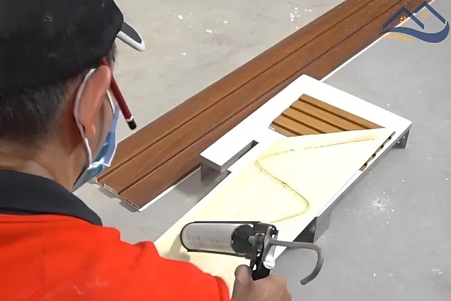 Bôi Keo Chuyên Dụng Vào Mặt Sau Tấm Ốp Lam Sóng Kosmos