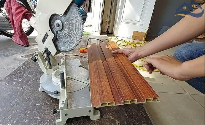 Đo Đạc Và Cắt Tấm Nhựa Lam Sóng Đúng Kích Thước