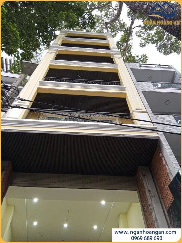 Đội Ngũ Thi Công Trọn Gói Ốp Trần Gỗ Nhựa Ngoài Trời Giá Tốt