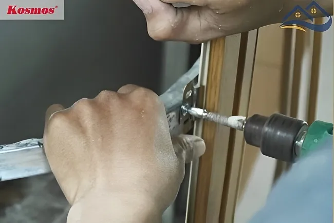 Gắn Pat Ke Vào Hèm Âm Của Tấm Nhựa Lam Sóng Giả Gỗ