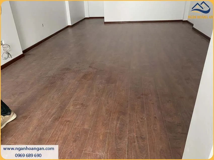 Thi Công Len Chân Tường Nhựa Giả Gỗ Tạo Nên Sự Sang Trọng