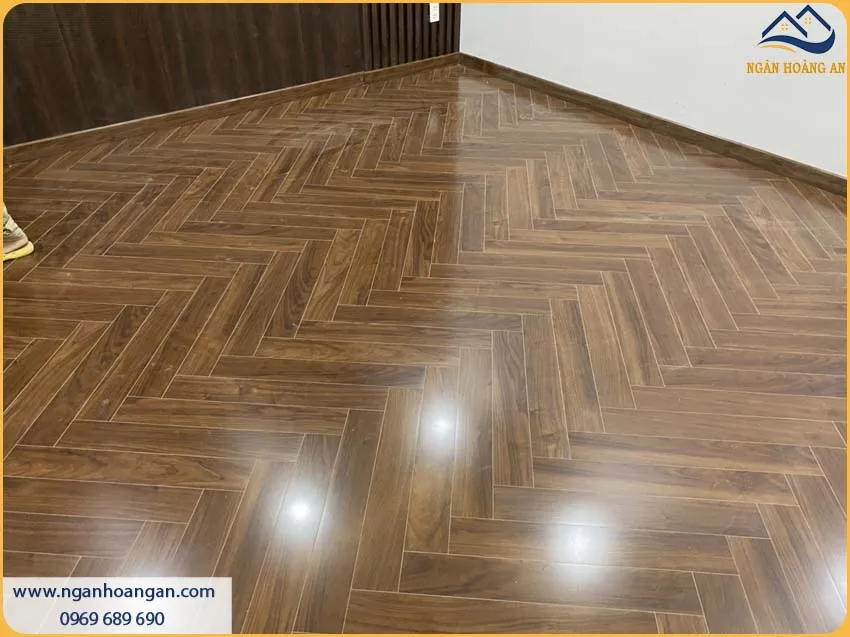 Thi Công Len Chân Tường Nhựa Giả Gỗ Tạo Nên Sự Sang Trọng
