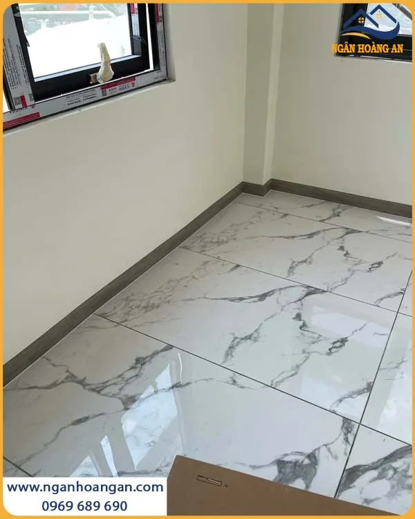 Len Chân Tường Giả Gỗ Được Lắp Đặt Sang Trọng Cho Phòng Khách
