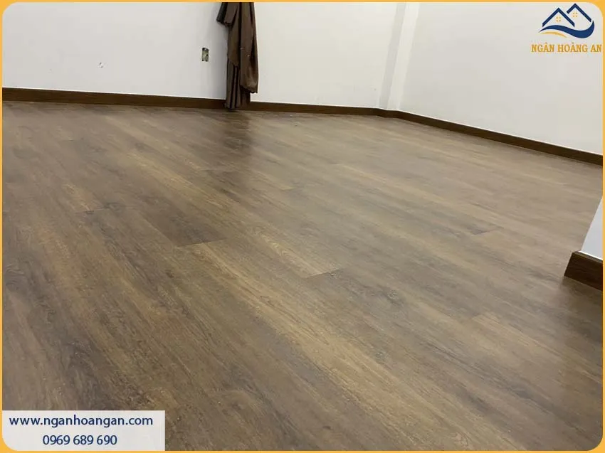 Chân Tường Được Thi Công Bằng Len Nhựa Giả Gỗ Với Phong Cách Hiện Đại Chân Tường Được Thi Công Bằng Len Nhựa Giả Gỗ Với Phong Cách Hiện Đại