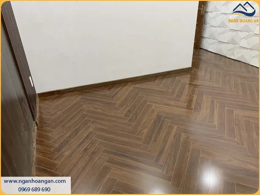 Len Chân Tường Vân Gỗ Tự Nhiên Sang Trọng Cho Nhà Ở