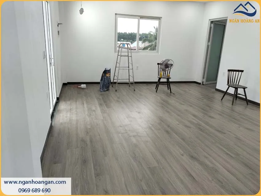 Thi Công Len Chân Tường Nhựa Giả Gỗ Tạo Nên Sự Sang Trọng