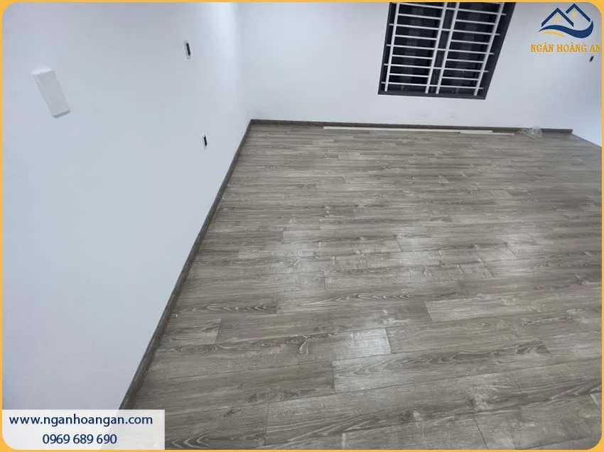 Thi Công Len Nhựa PVC Tạo Nên Điểm Nhấn Giữa Sàn Và Tường