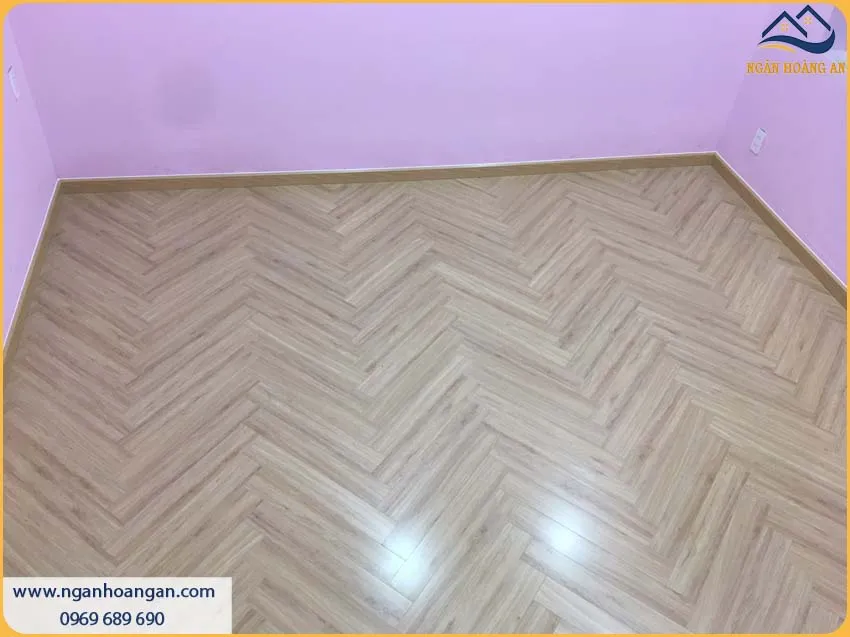 Thi Công Len Nhựa Giả Gỗ Tạo Điểm Nhấn Cho Phòng Ngủ