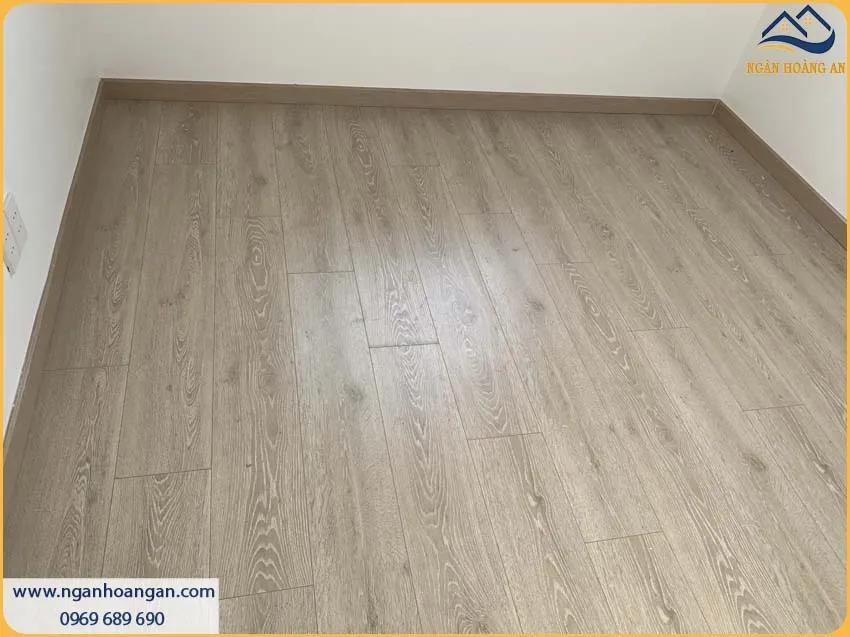 Thi Công Len Chân Tường Nhựa Giả Gỗ Tạo Nên Sự Sang Trọng