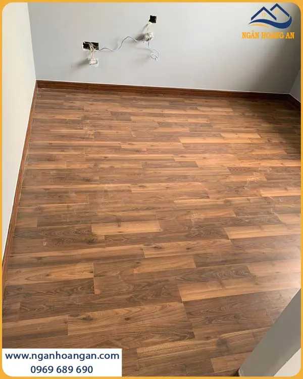 Chân Tường Được Thi Công Bằng Len Nhựa Giả Gỗ Với Phong Cách Hiện Đại Chân Tường Được Thi Công Bằng Len Nhựa Giả Gỗ Với Phong Cách Hiện Đại