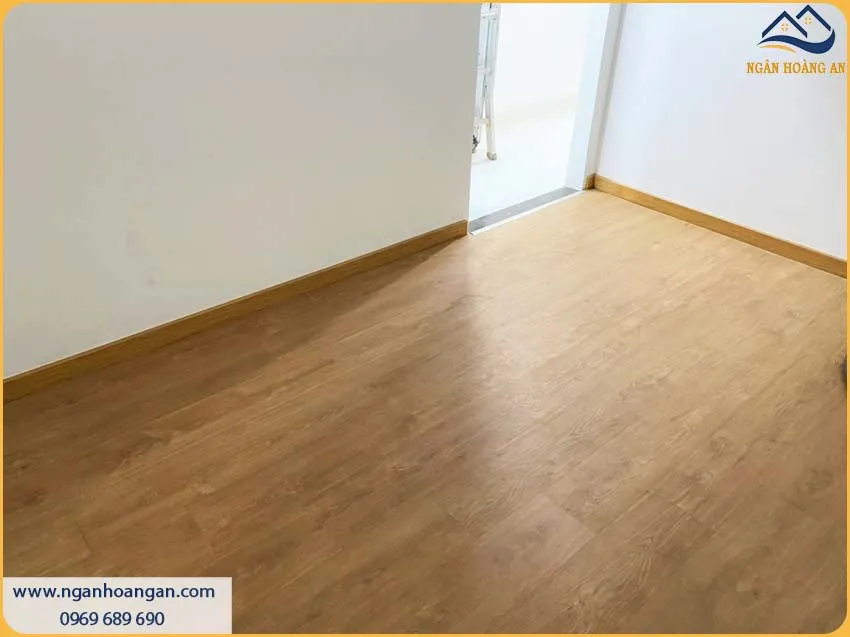 Len Chân Tường Giả Gỗ Được Lắp Đặt Sang Trọng Cho Phòng Khách