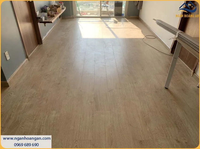 Len Chân Tường Giả Gỗ Được Lắp Đặt Sang Trọng Cho Phòng Khách Len Chân Tường Giả Gỗ Được Lắp Đặt Sang Trọng Cho Phòng Khách