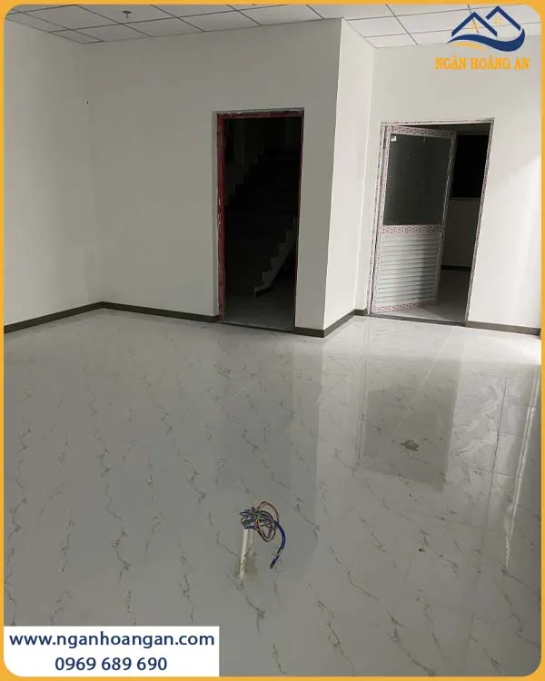 Tường Phòng Khách Được Bảo Vệ Bởi Len Chân Tường Nhựa Giả Gỗ