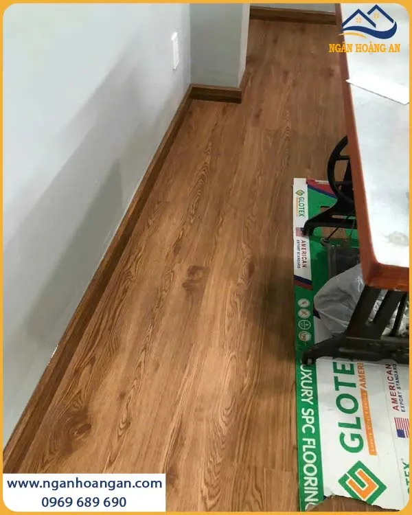 Chân Tường Được Thi Công Bằng Len Nhựa Giả Gỗ Với Phong Cách Hiện Đại