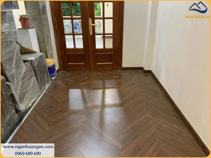 Phòng Khách Được Thi Công Len Chân Tường Đẹp Và Sang Trọng