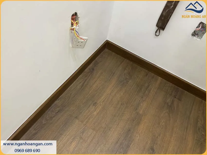 Chân Tường Được Thi Công Bằng Len Nhựa Giả Gỗ Với Phong Cách Hiện Đại