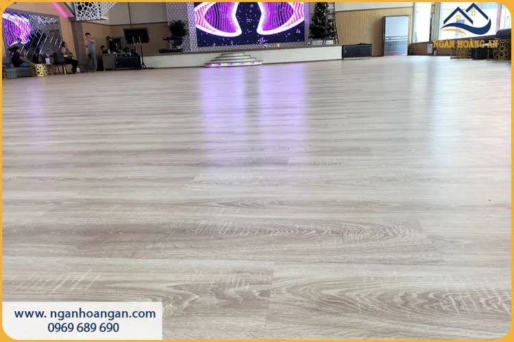 Nhà Hàng Được Lót Bằng Sàn Gỗ Công Nghiệp Đẹp Và Sang Trọng Nhà Hàng Được Lót Bằng Sàn Gỗ Công Nghiệp Đẹp Và Sang Trọng