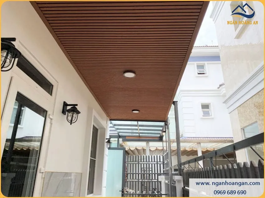 Ốp Trần Mái Hiên Bằng Tấm Ốp Gỗ Nhựa Ngoài Trời 